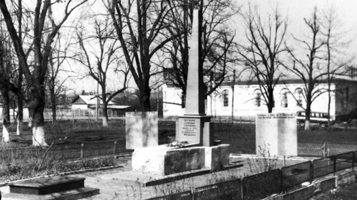 «Ходим прямо по костям»: жители кубанской станицы воюют с главой из-за снесенного мемориала