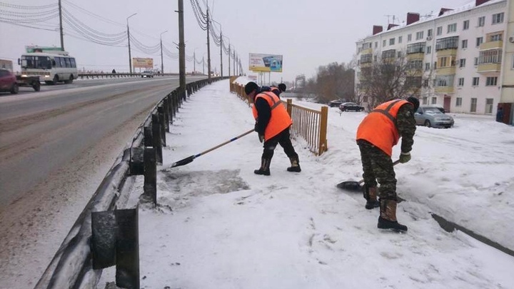 В Кургане устроили склад снега прямо на тротуаре