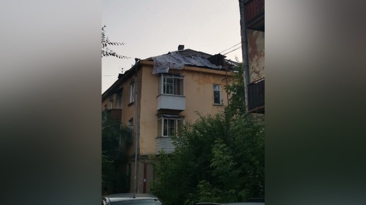 В Новокузнецке из-за мощного ливня обрушилась кровля многоэтажки