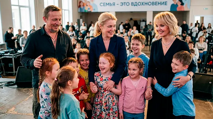 Многодетные и знаменитые: У кого из звёзд самая большая семья?