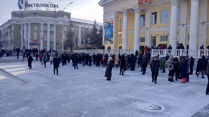 На несанкционированном митинге в Кургане бутылку замаскировали под ребенка