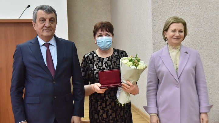 Полпред Путина и глава Роспотребнадзора нарушили масочный режим в Новосибирске