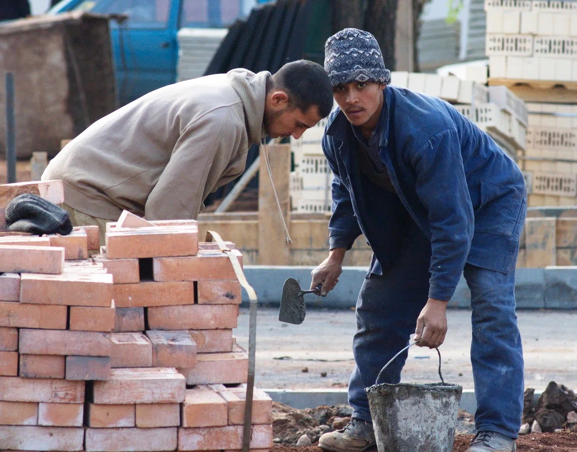 Мигрантам в России закрывают доступ к любимой кормушке