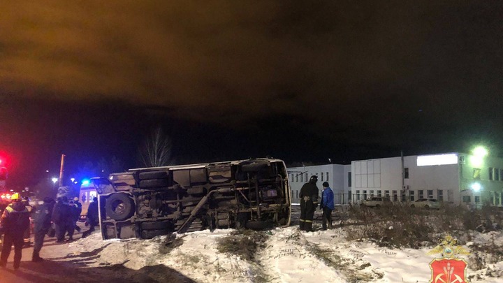 Грузовик протаранил автобус с пассажирами в Кемерове