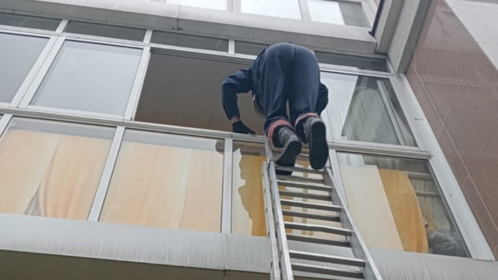 В Новосибирске спасатели нашли мёртвую женщину в запертой квартире