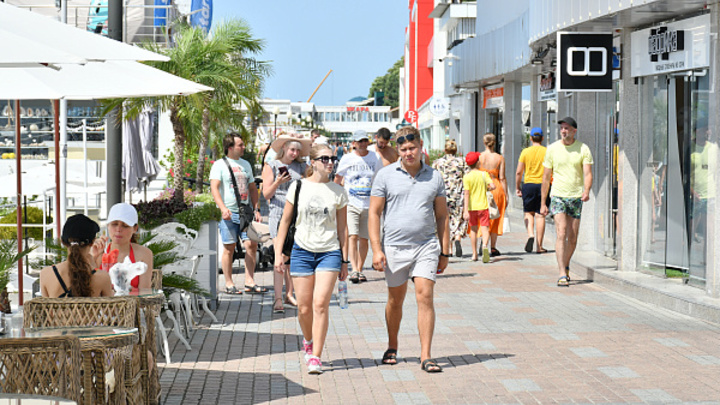 Сочи в период высокого курортного сезона принял почти 3,6 млн человек