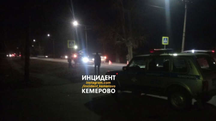В Кемерове автомобиль сбил человека рядом с пешеходным переходом
