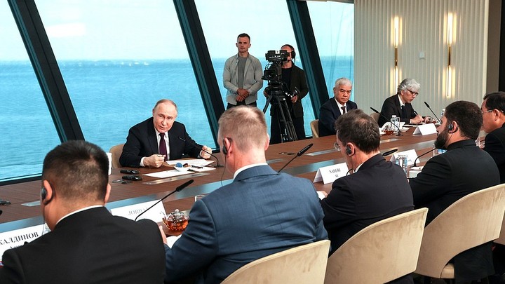 Путин вспомнил о разговоре с экс-канцлером ФРГ: Кровь русских людей на Донбассе – это что, не кровь, а водичка?