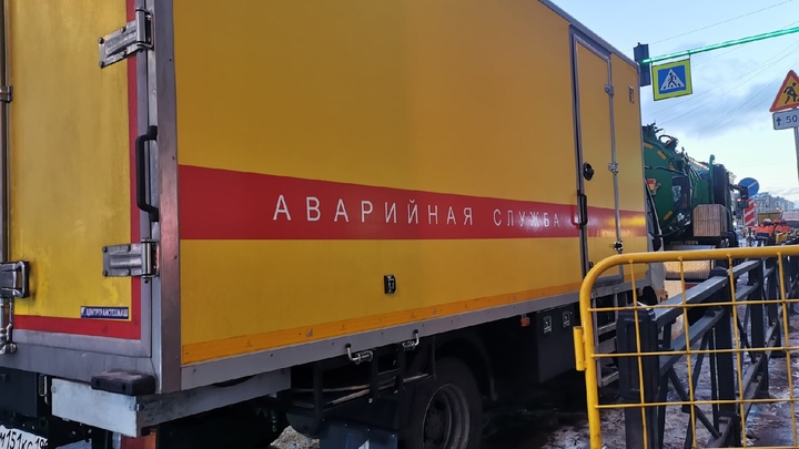 Обводный встал из-за замены трубы: в 300 домах ждут внезапного похолодания