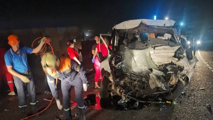 Два человека погибли при столкновении грузовика и фургона в Новороссийске