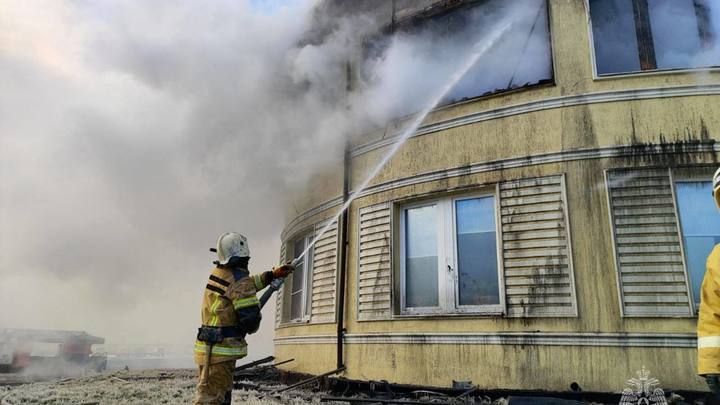 В МЧС раскрыли подробности большого пожара в отеле на трассе под Екатеринбургом