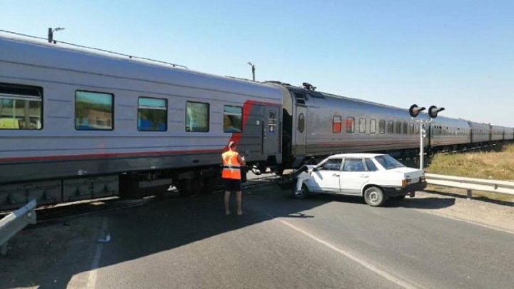 Что произошло? В Ростовской области легковой автомобиль врезался в пассажирский поезд, двигающийся из Астрахани