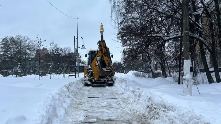 Чистят с ночи: как в Подмосковье справляются со снегопадом