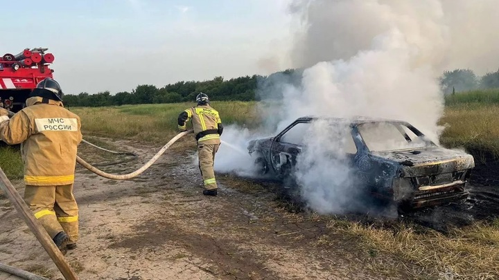 В Адыгее ребёнок сгорел в машине заживо, пока родители собирали клубнику