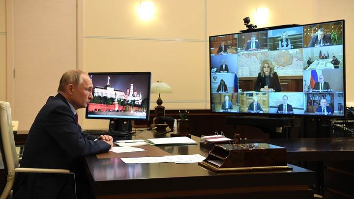 Песков объяснил отказ Путина от вакцинации