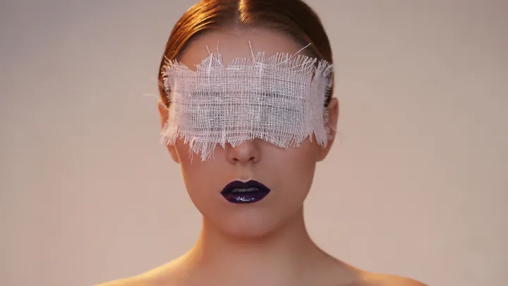 После операции татуировка студентки переехала с руки на язык