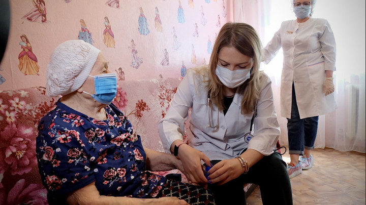 102-летнюю женщину привили от коронавируса в Новосибирске
