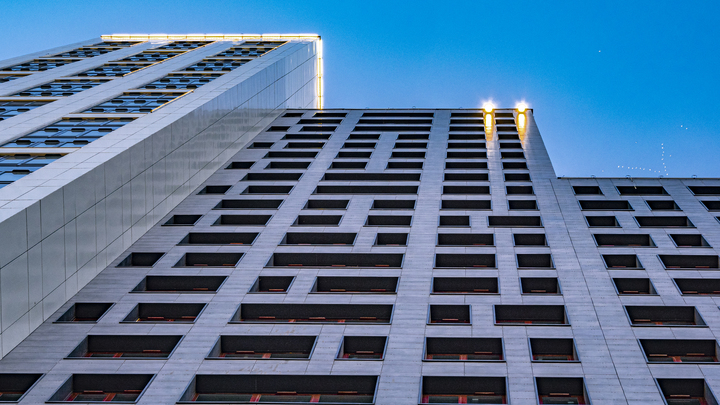 В Краснодаре мужчина едва не выпал с балкона многоэтажки