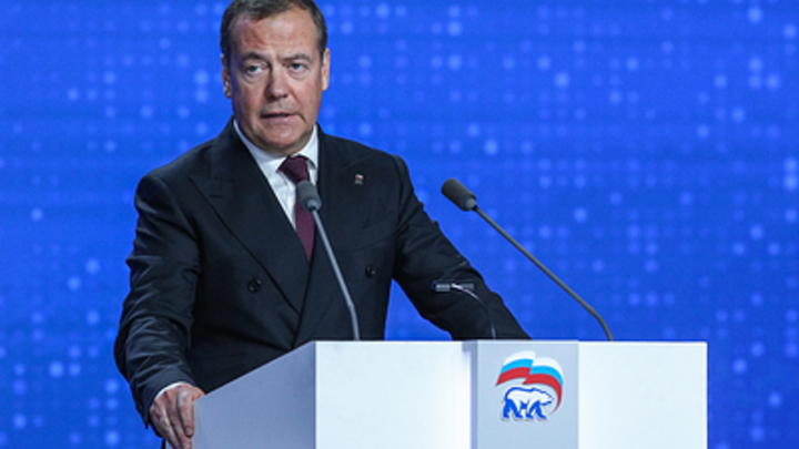 Медведев прокомментировал предполагаемое покушение на Макрона в Киеве