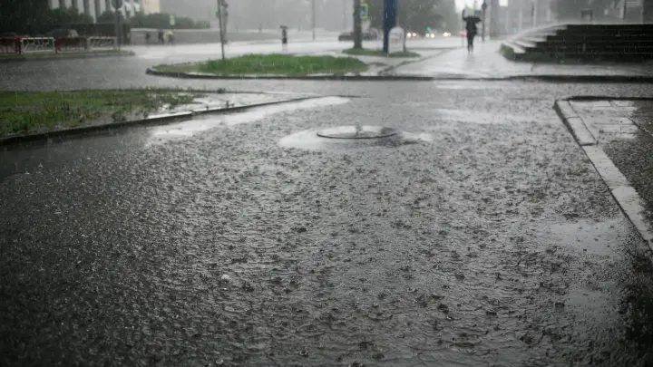 Махачкала уходит под воду после сильных ливней: воды по щиколотку, люди и машины с трудом передвигаются
