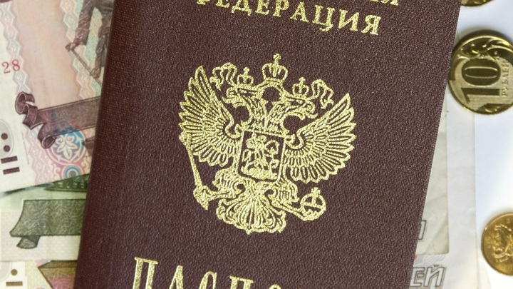 Потерял дар речи от счастья: Осужденный на Украине советский офицер стал гражданином России