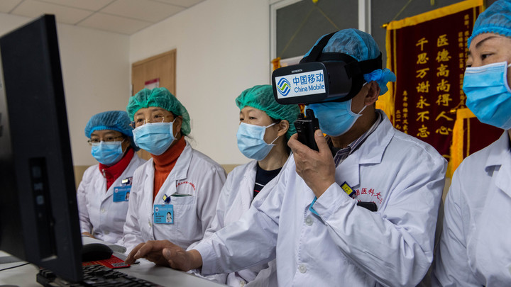 От батареек до… 20 литров воды: Эксперты собрали тревожный чемоданище на случай смертельной пандемии