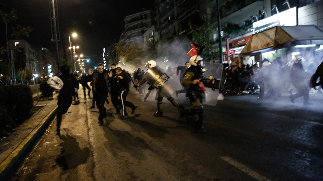 Тысячи людей идут маршем на посольство США в Афинах в годовщину восстания