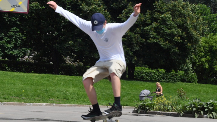 В Краснодаре оштрафовали 9 участников массового заезда на скейтбордах в центре города