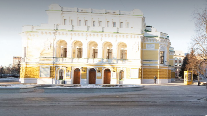 Девушка с белым листом бумаги вышла на пикет в Нижнем Новгороде