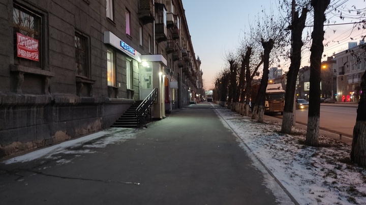 В Новосибирске мужчина упал в снег и умер посреди улицы