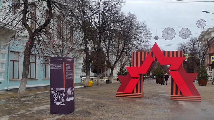 В центре Краснодара к 80-й годовщине снятия оккупации установили арт-объекты