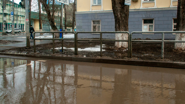 Коммунальщики Архангельска пошли на ликвидацию потопов: где самые большие лужи в городе