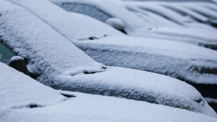 Мужчина повредил восемь машин во дворе дома в Москве