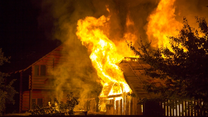 Люди тушили пламя в СНТ, кричали, боялись. А пьяный дачник дрался с пожарными - все ахнули, когда открылась правда