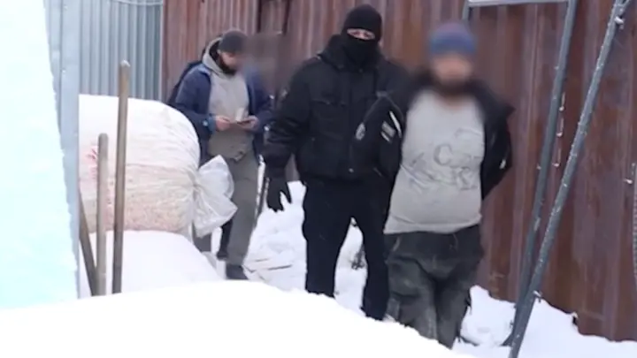 Штраф и билет домой: мигрантов отправили за решетку перед высылкой