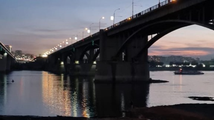 Молодая девушка бросилась с Октябрьского моста в День Победы