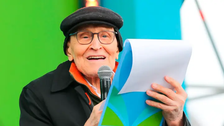 Битва за каждый сантиметр: Ведущий Дроздов сражается с болезнью и стремительно теряет рост Битва за каждый сантиметр: Ведущий Дроздов сражается с болезнью и стремительно теряет рост