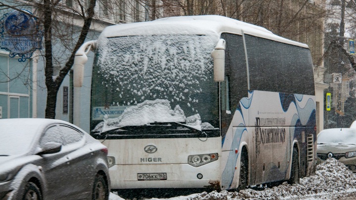 В Ярославле пассажирам пришлось выталкивать с кладбища застрявший в снегу автобус