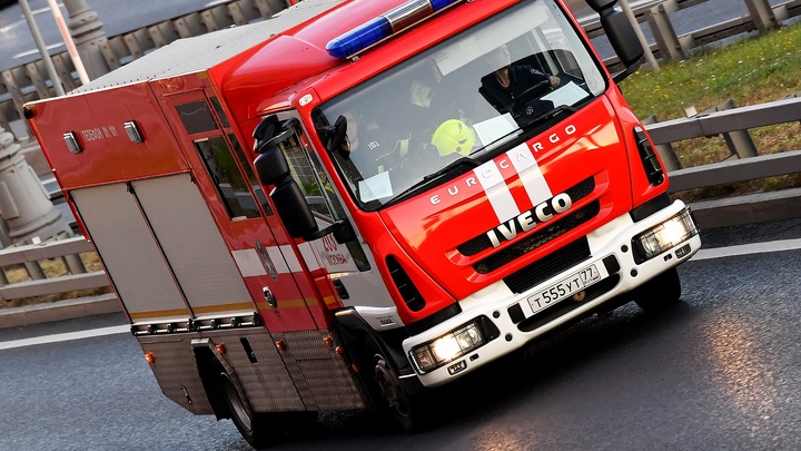 Крупный склад загорелся в Ярославской области