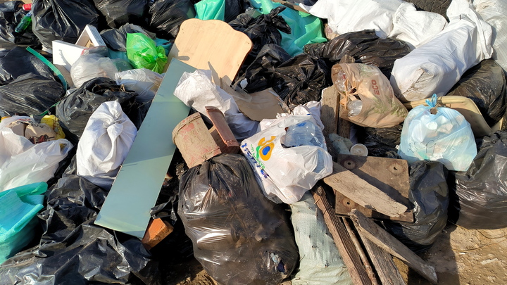 В Краснодаре чёрный мусорщик выбросил строительные отходы во дворе многоэтажки, его ищет полиция