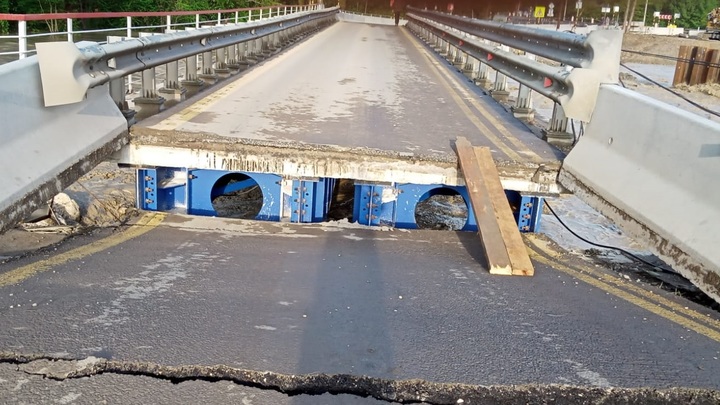 В Мостовском районе частично обрушился временный мост через реку Фарс