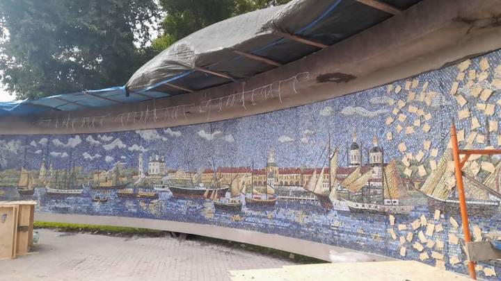 Работа над мозаичным панно у входа в Петровский парк близится к завершению