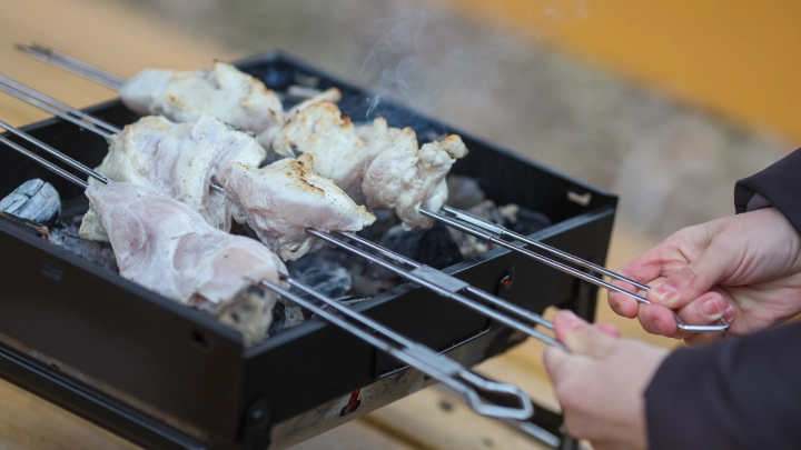 Как выбрать идеальные шампуры для шашлыка, чтобы не испортить отдых: советы эксперта