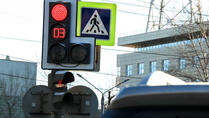 В Екатеринбурге сломанный светофор стал причиной громадной пробки