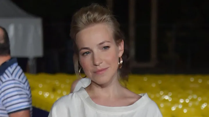 Бегство из России раскрыло глаза - актриса теперь таксует, а телеведущая шлёт письма в Кремль