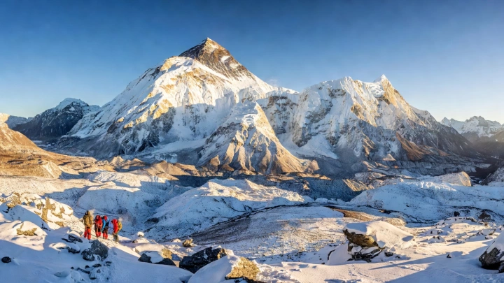 На Эвересте гиды травят альпинистов ради прибыли от эвакуации