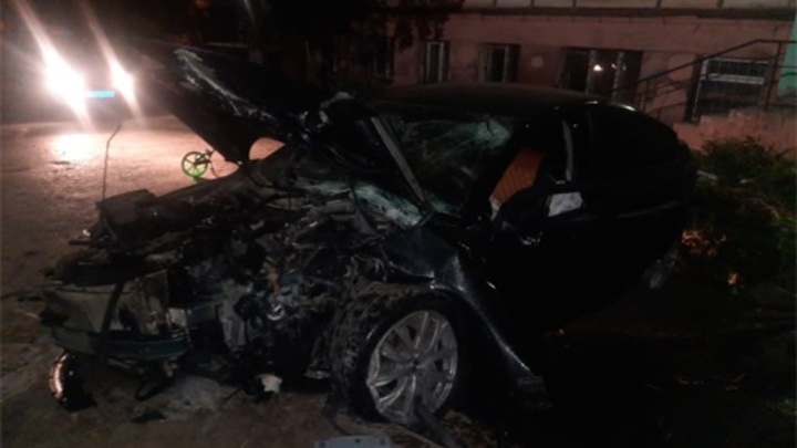В Самаре парень на Chevrolet Cruze влетел в крыльцо здания