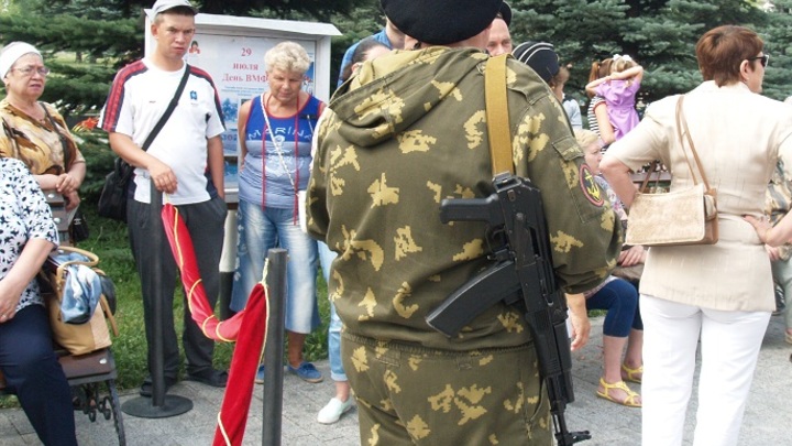 В приграничном Гуково задержали мужчину с автоматом Калашникова