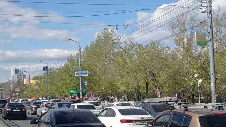 В центре Челябинска автомобилисты застряли в 10-балльной пробке вечером 6 мая