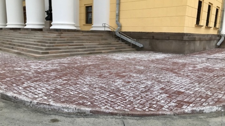 Тротуарная плитка за 9 млн руб. возле Театра оперы и балета покрылась соляными растворами